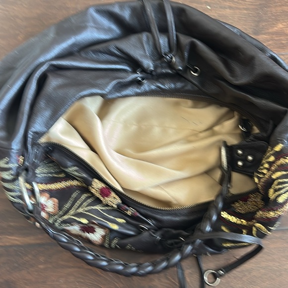 Beautiful embroidered hobo bag - Picture 9 of 10